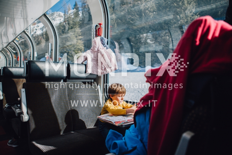 Bimbo gioca a bordo del Trenino Rosso del Bernina