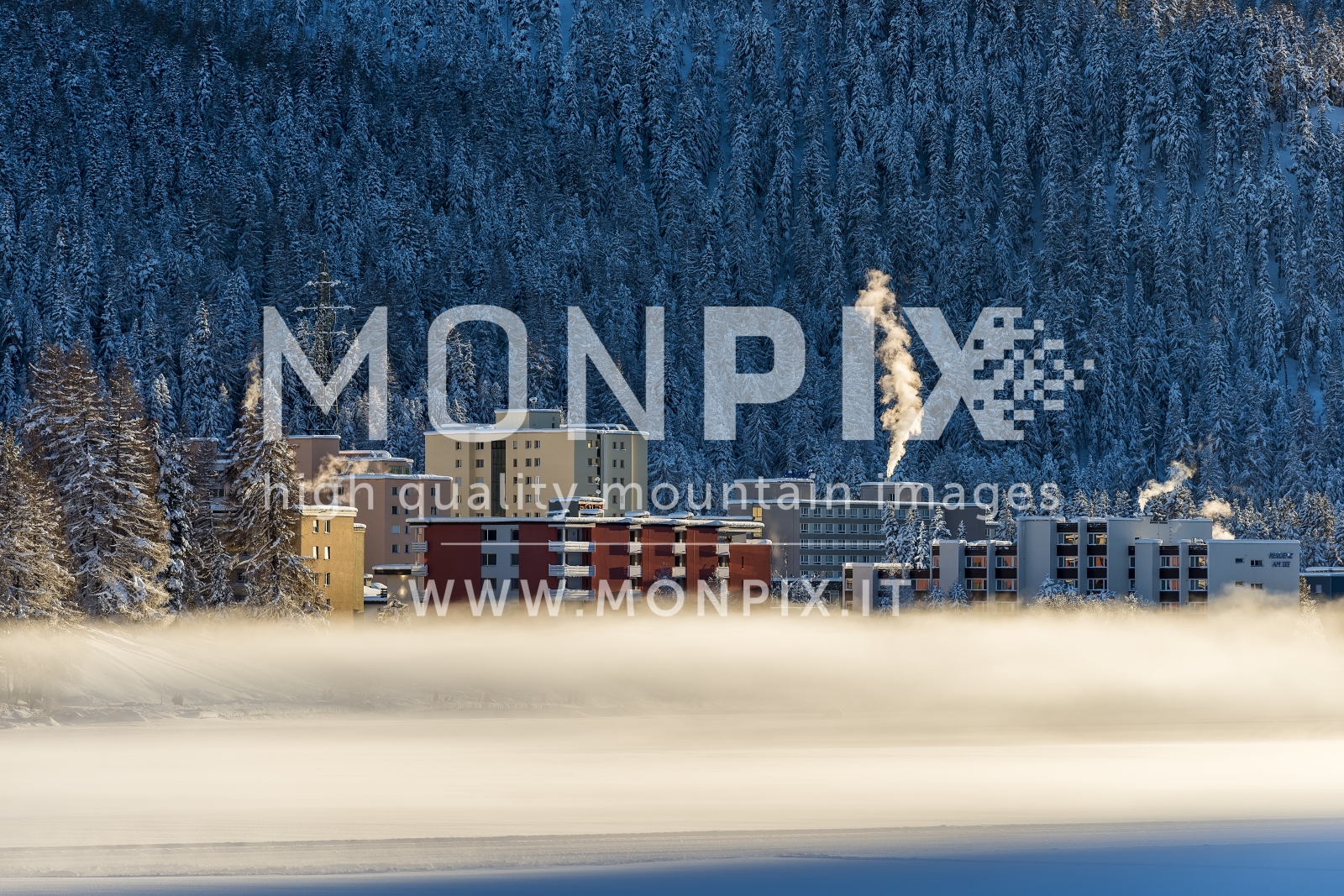Nebbia serale sul lago di St. Moritz
