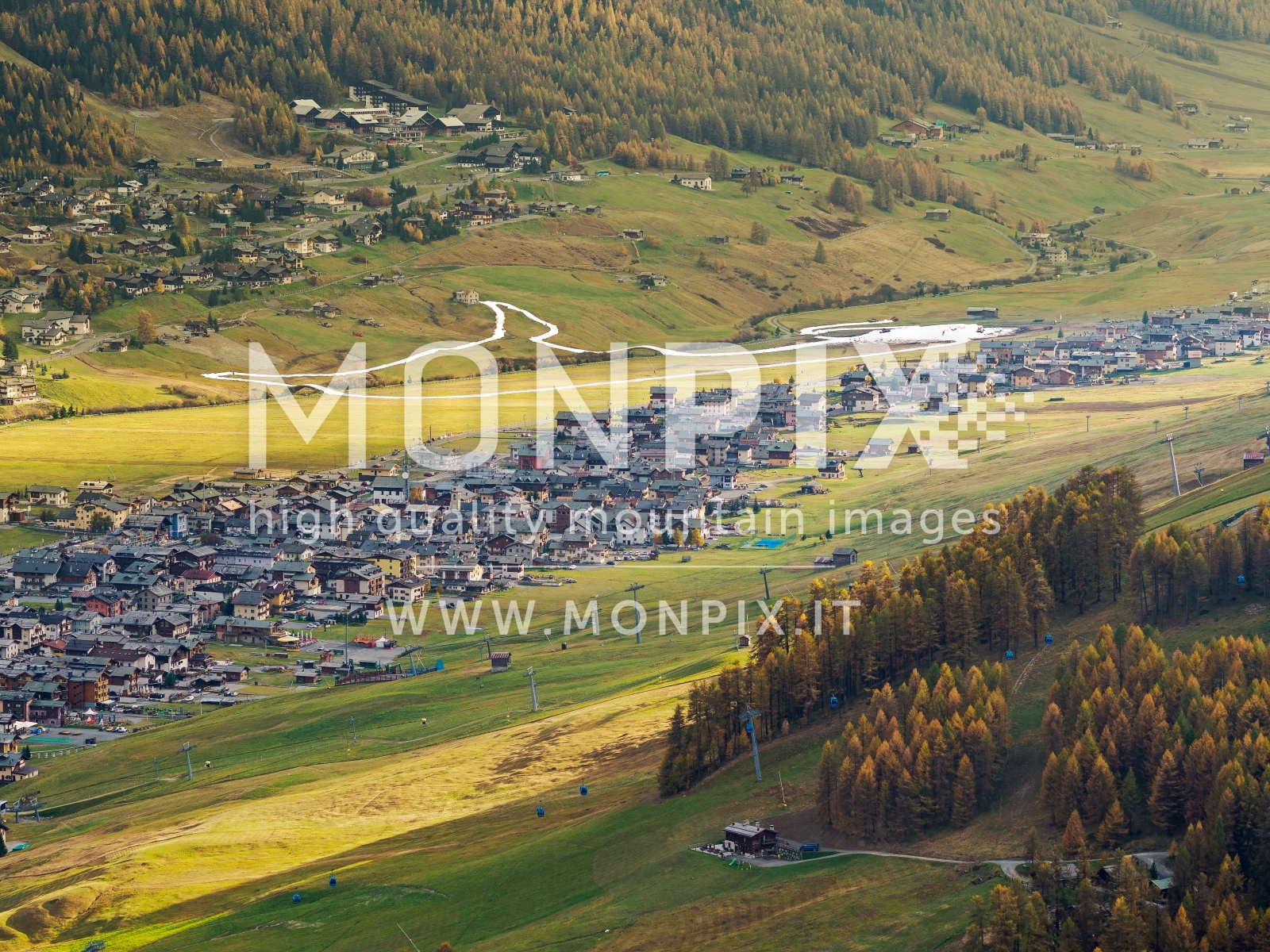 Panoramica autunnale di Livigno con vista della nuova pista da fondo