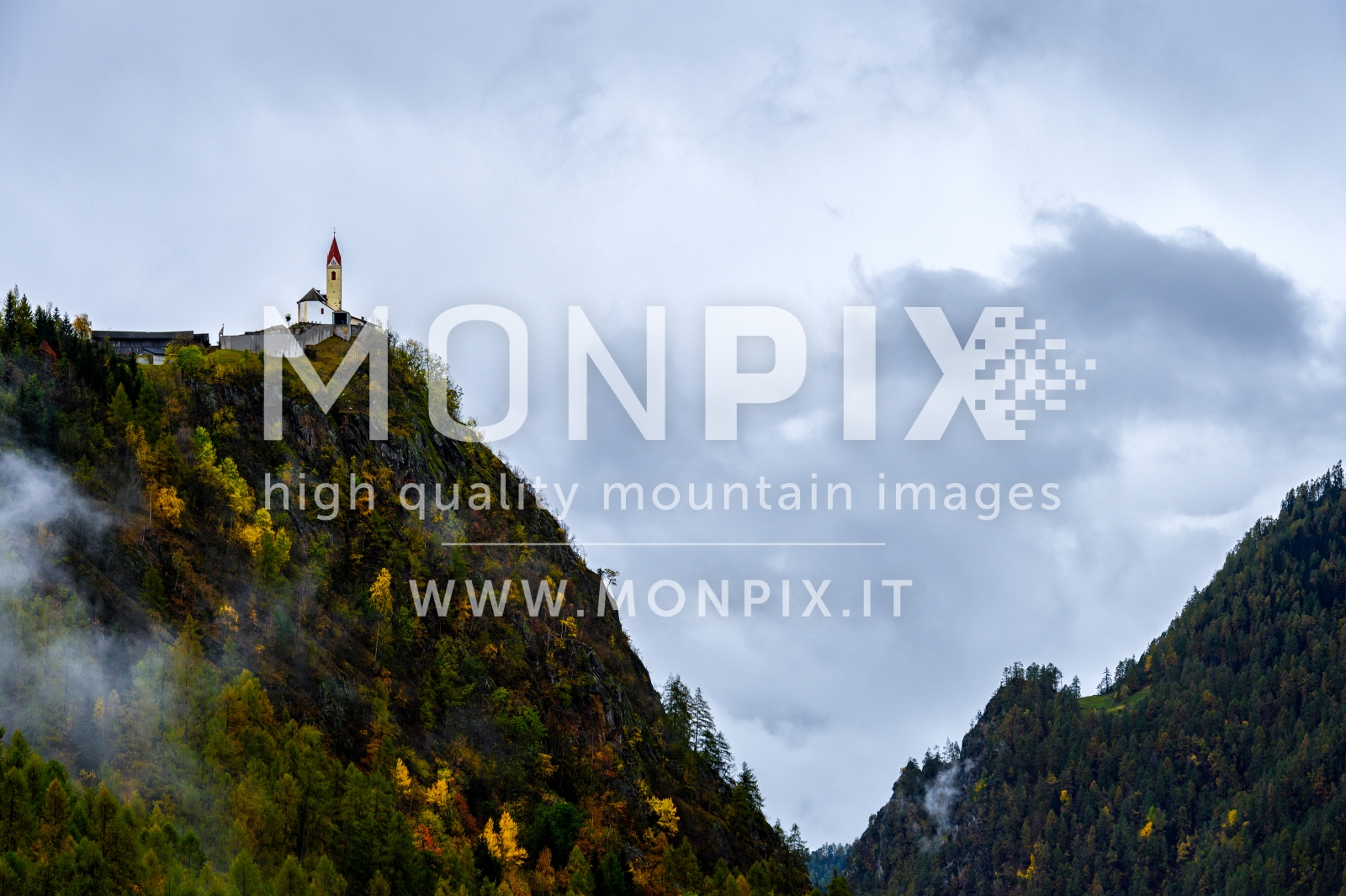 Panorama autunnale sul Monte Santa Caterina in Val Senales