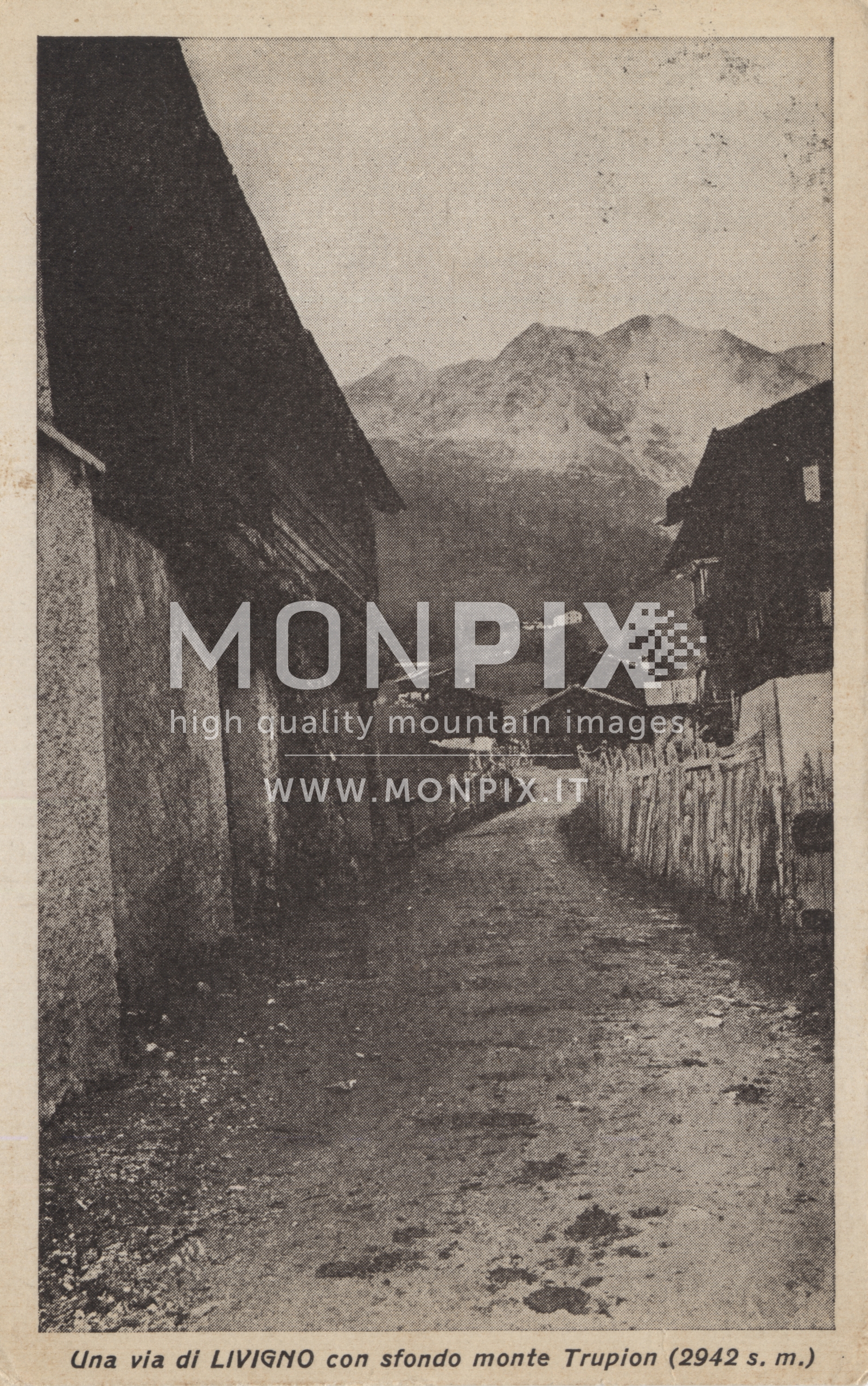Via Canton con sfondo monte Trupion