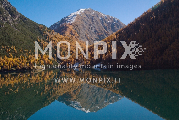 Riflessi lago di Livigno veduta Alpisella