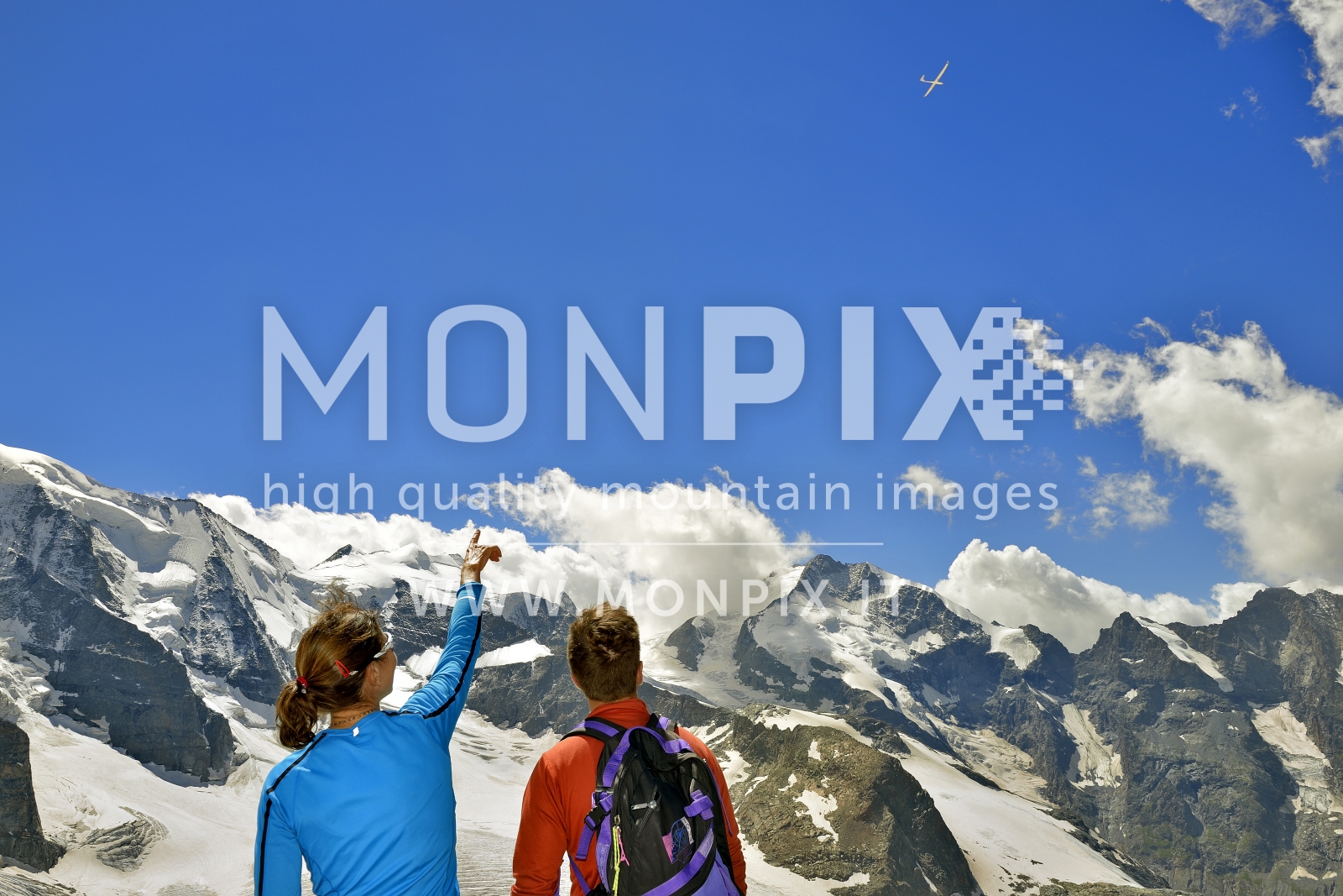 Guarda, c'è un aliante sopra il Bernina!