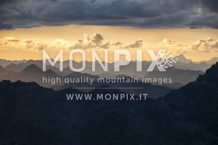 Profili di montagne dal Monte Confinale