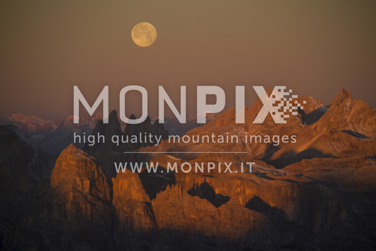 Tramonto della luna sulle Dolomiti