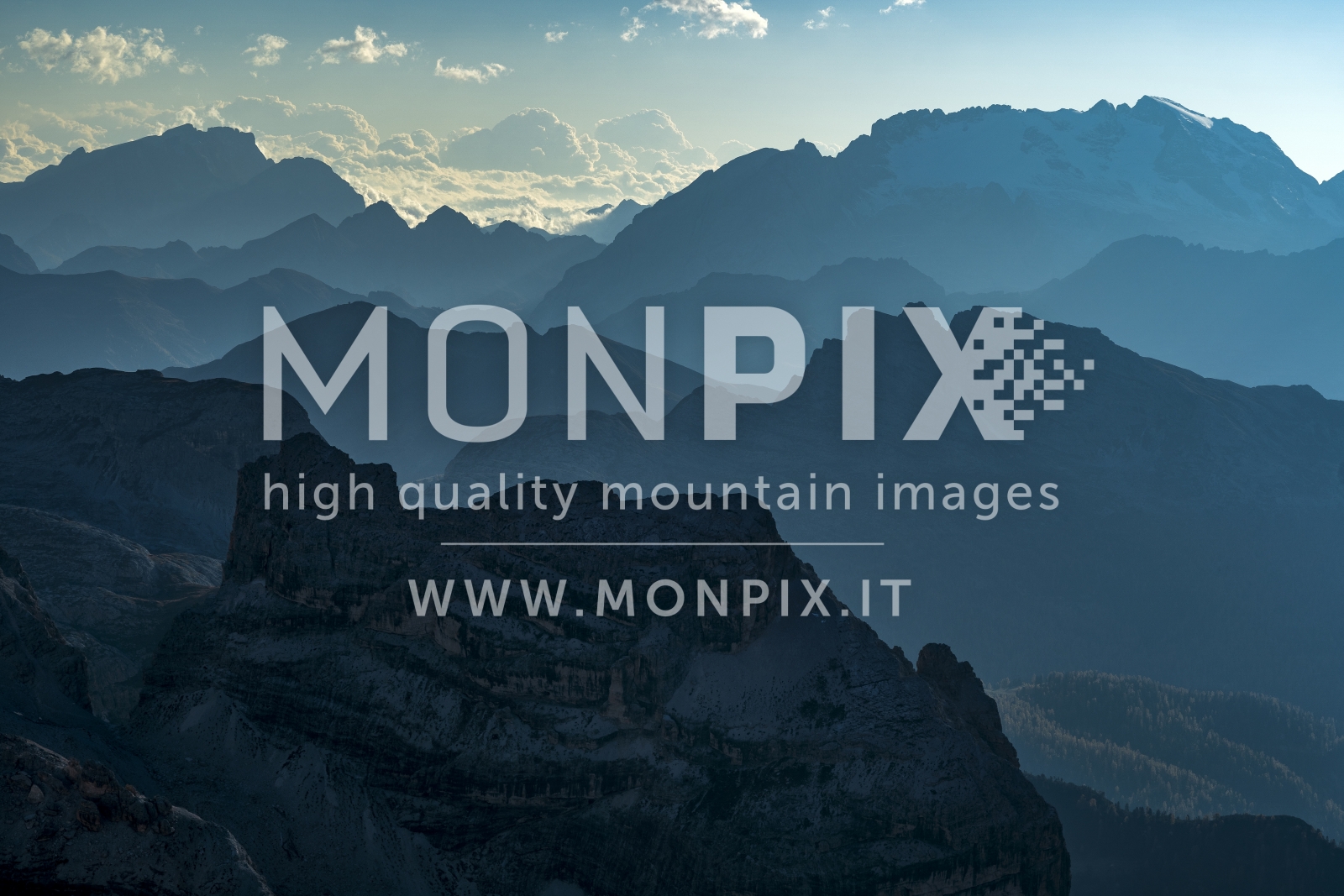 Profili di cime dolomitiche in una serata autunnale