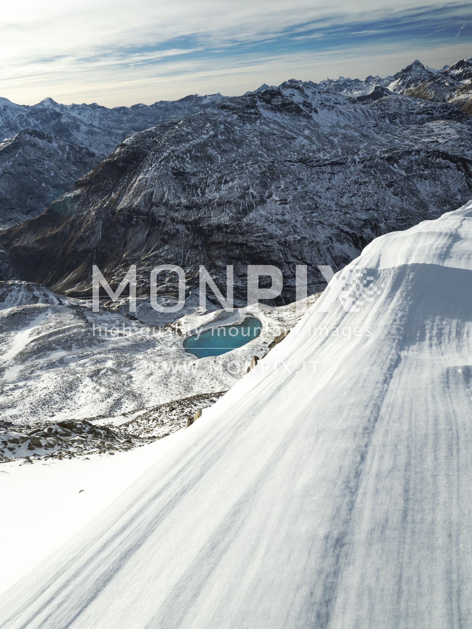 Lago del Vago in autunno con prima nevicata, formato verticale
