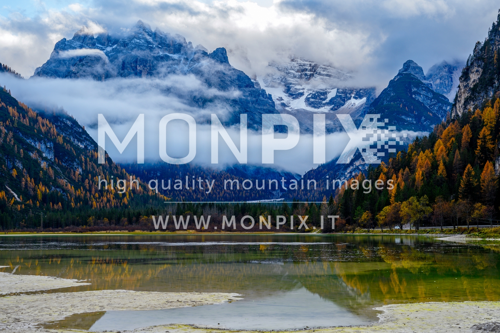 Il lago di Landro con il monte Cristallo in autunno