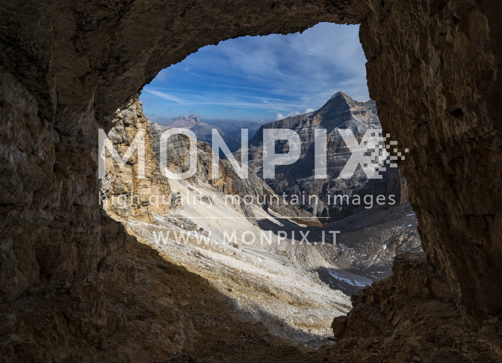 Una cornice di roccia nelle Dolomiti
