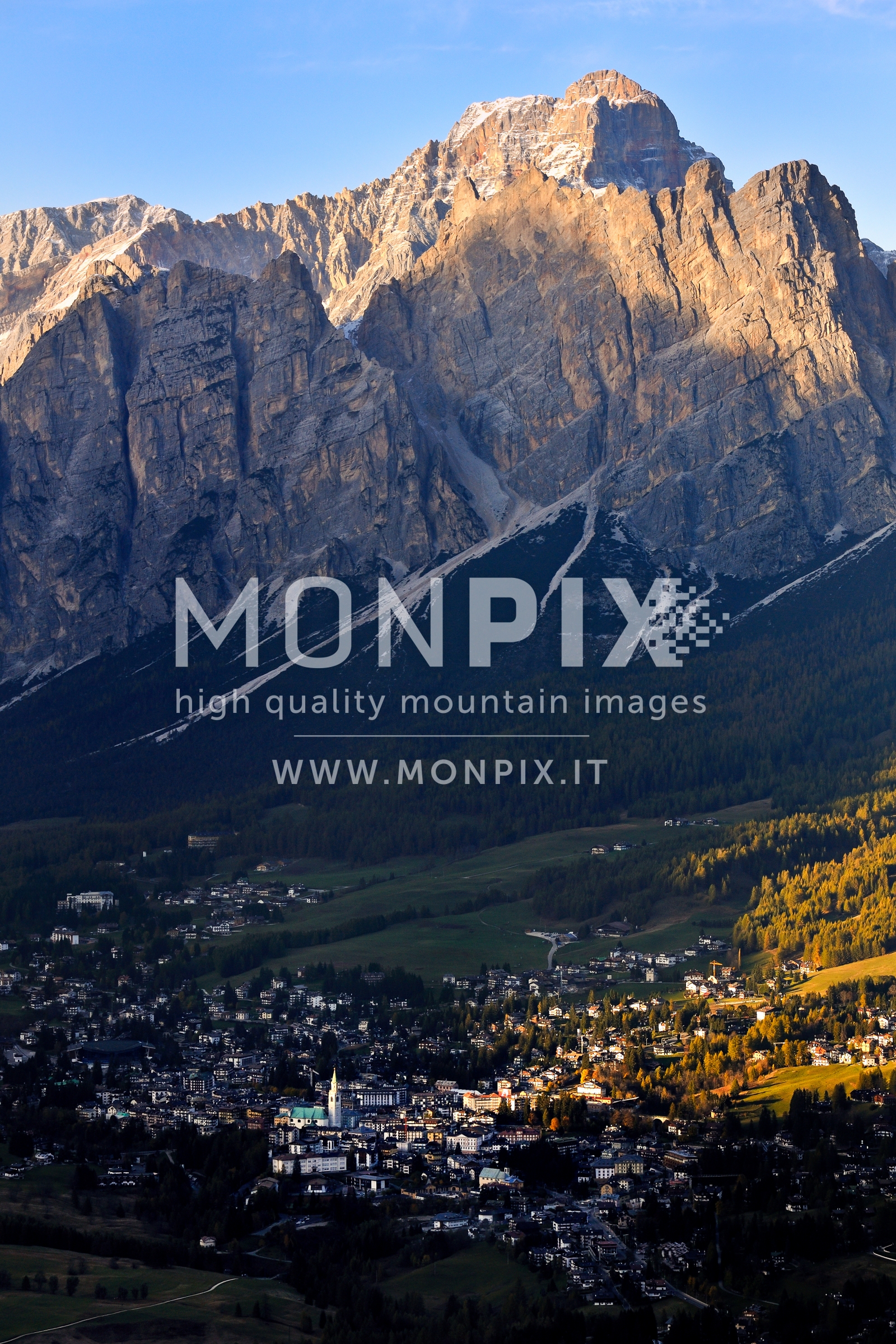 Gli ultimi raggi di sole illuminano il campanile di Cortina d'Ampezzo