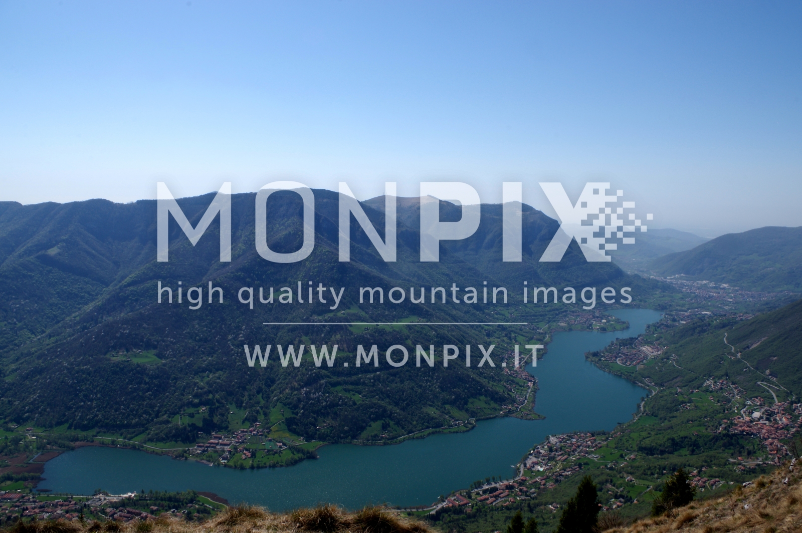 Dal Monte Sparavera panorama sul Lago di Endine