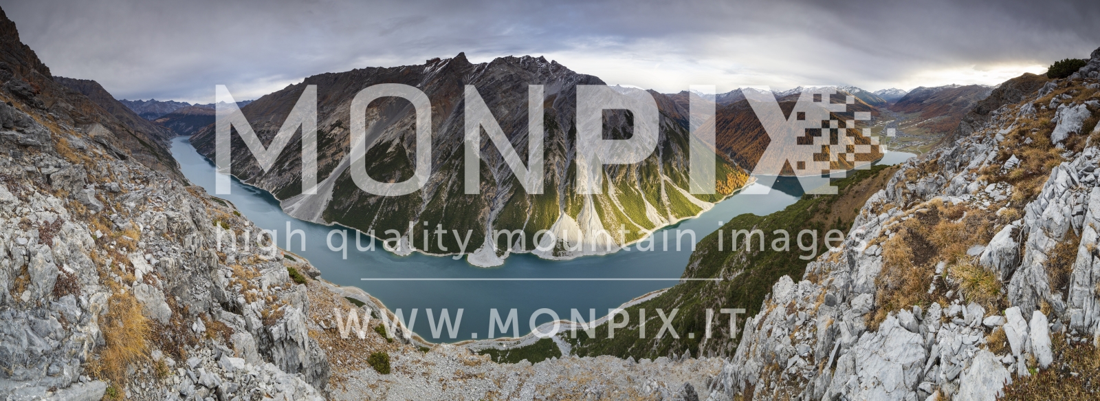 Panoramica autunnale del Lago di Livigno ripresa dal sentiero che porta al Fopel
