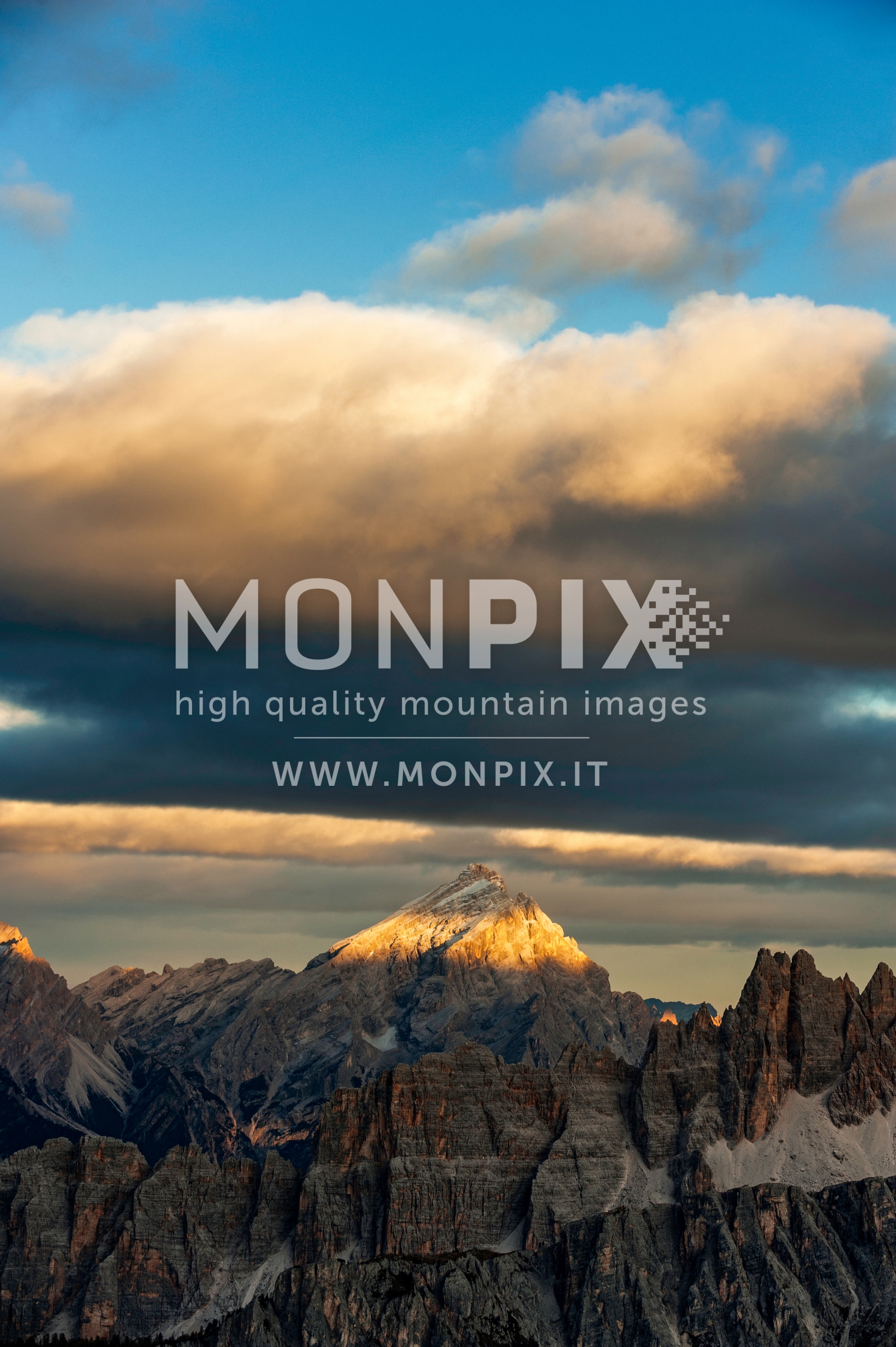Il monte Antelao in un tramonto d'ottobre