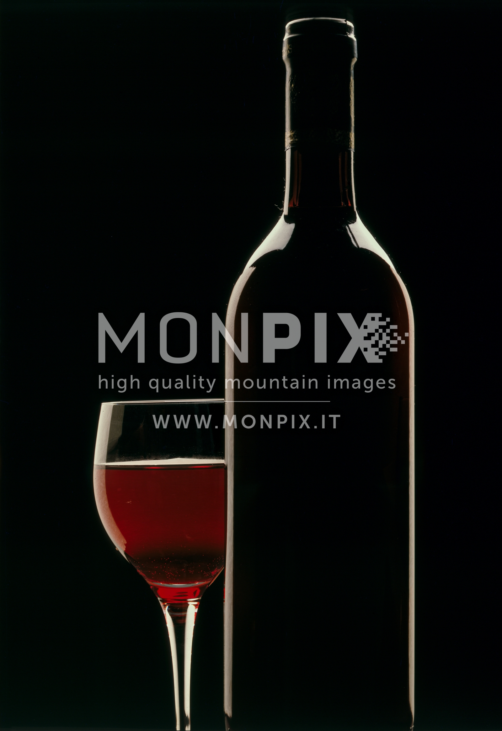 Bottiglia di vino con bicchiere