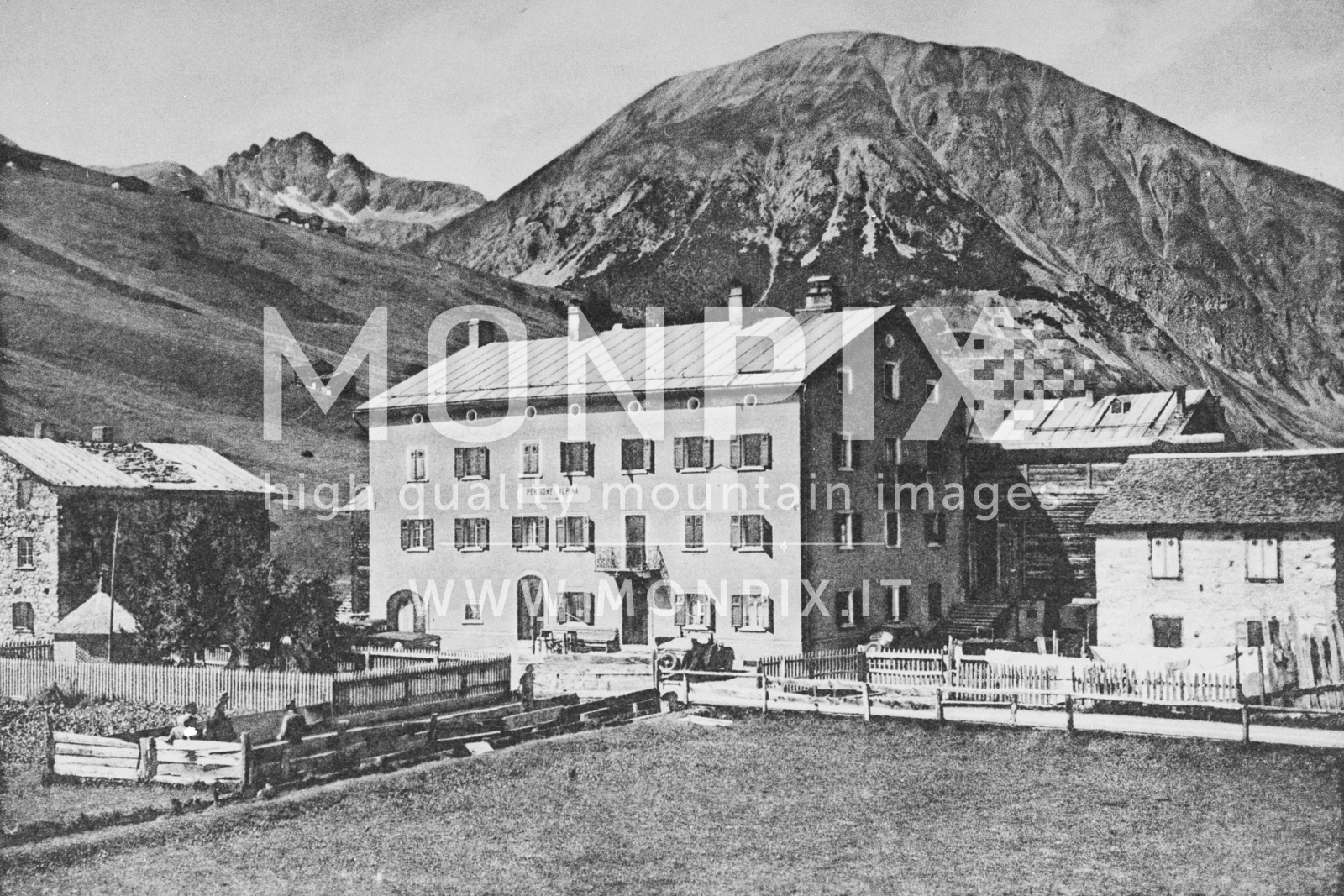 Di fronte alla pensione Alpina