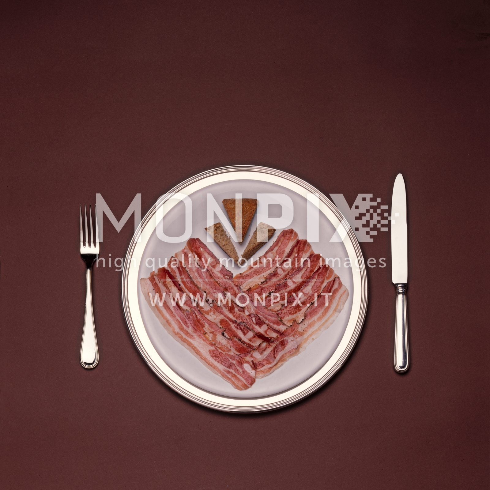 Pancetta servita su un piatto con kiwi