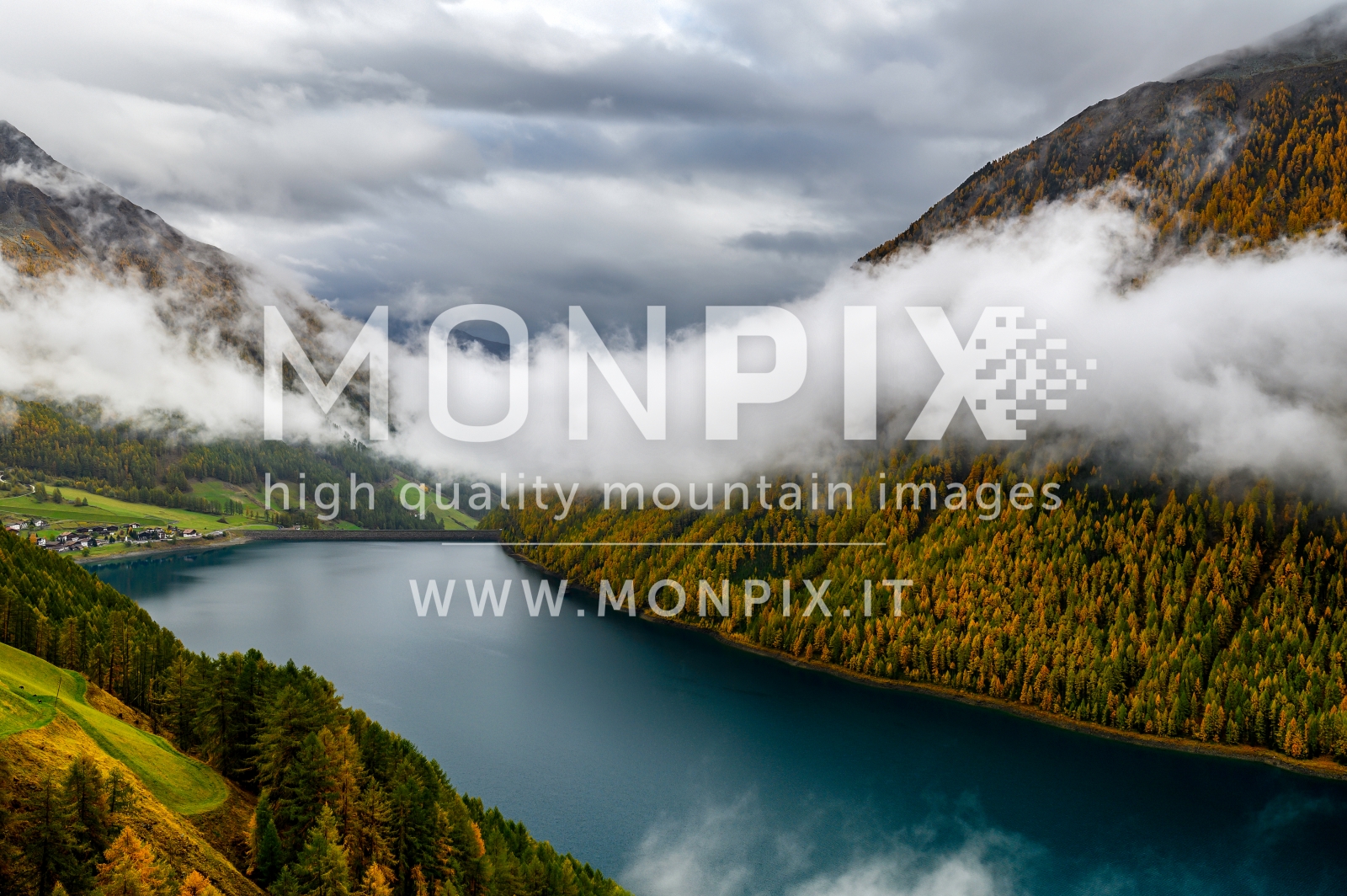 L'autunno al lago di Vernago in Val Senales