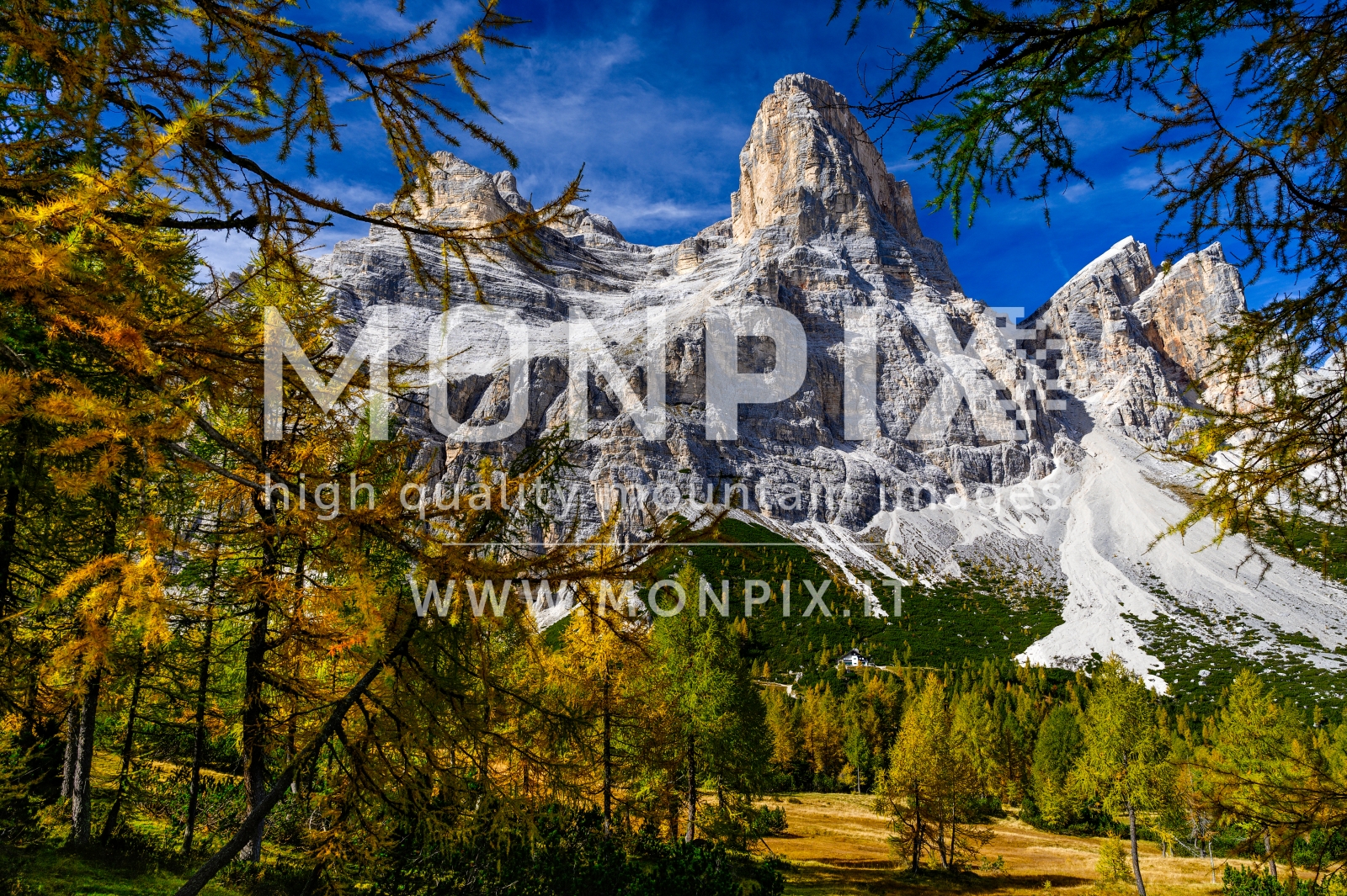 Panorama autunnale sul monte Pelmo nelle Dolomiti