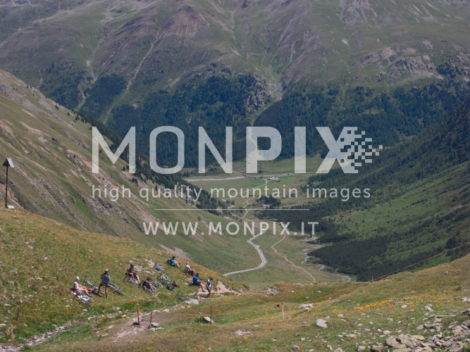 Gruppo di ciclisti in riposo nelle valli di Livigno