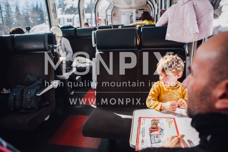 Bimbo curioso sul Trenino Rosso del Bernina