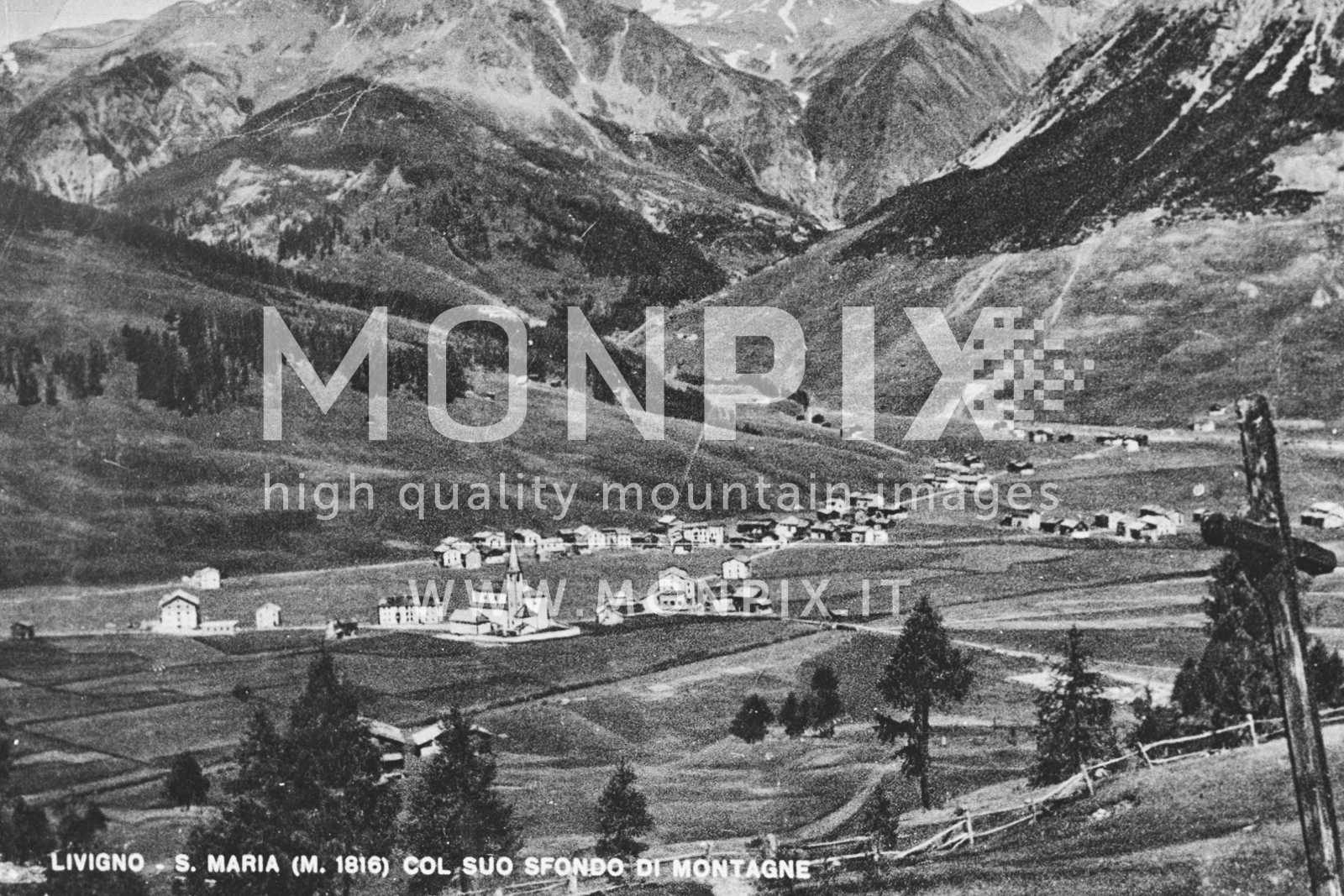 Santa Maria col suo sfondo di montagne