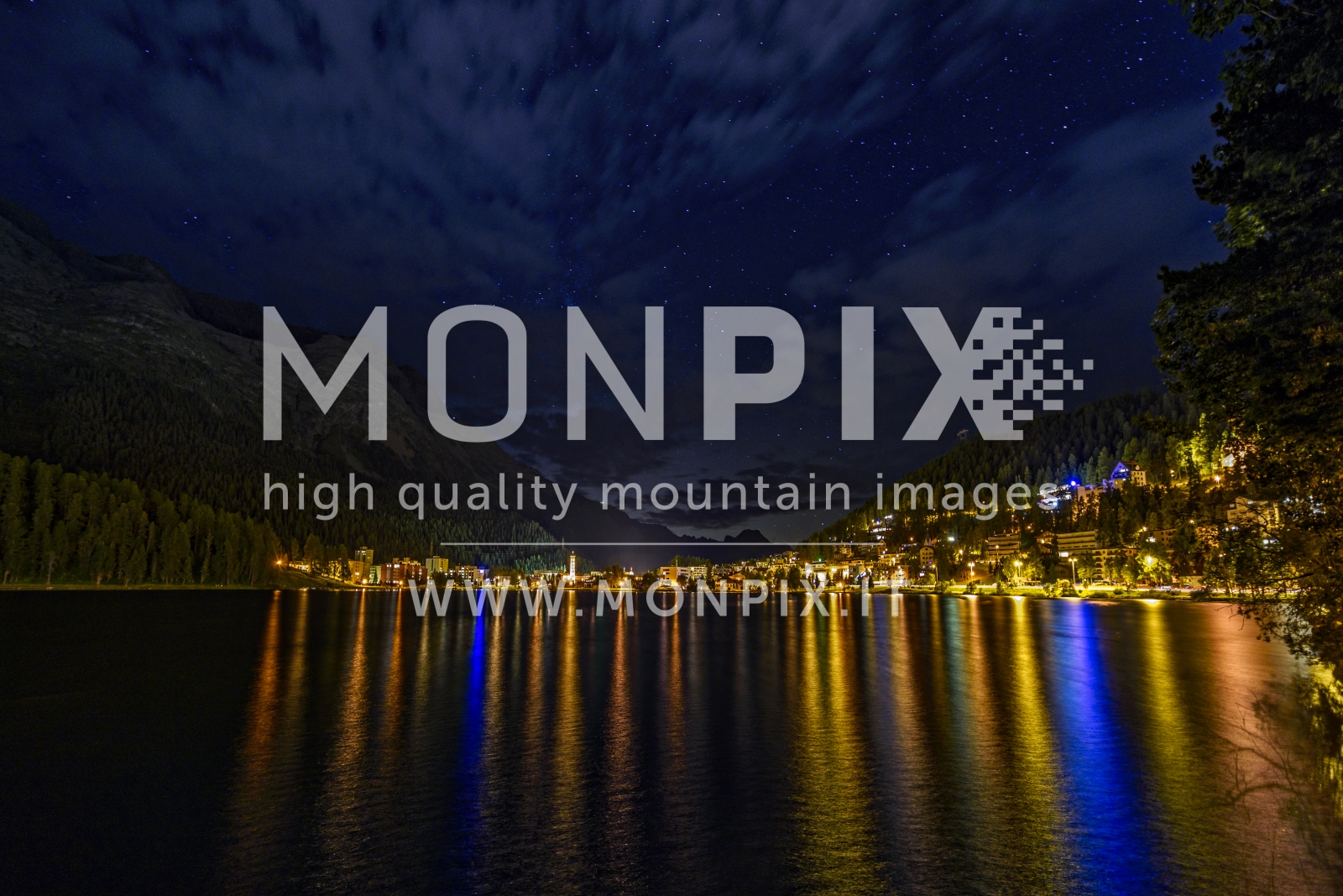 Panorama notturno sul lago di St. Moritz